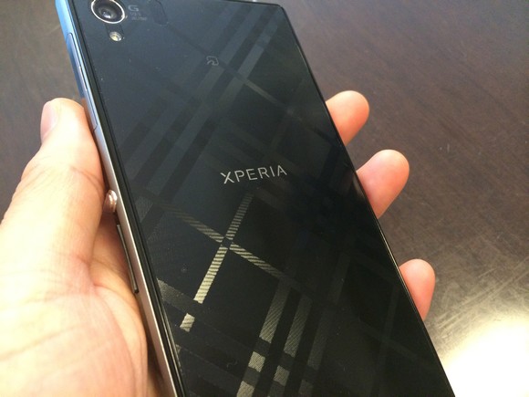 XperiaZ1背面デザインフィルム装着