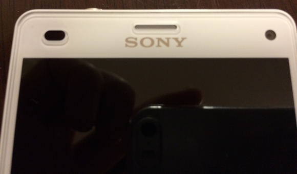 Nillkin製XperiaZ3Compact用ガラスフィルム貼り付け完了３