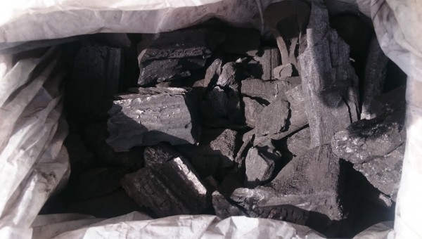 安い輸入品の木炭